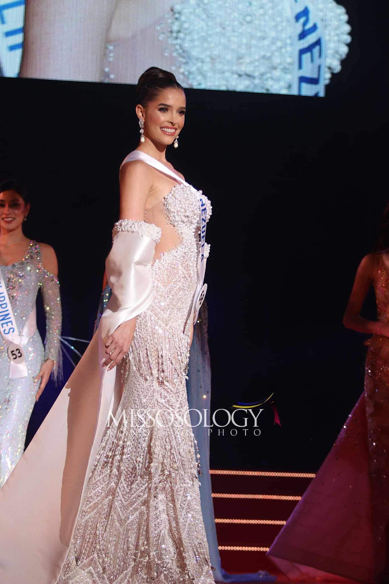 'Búp bê' Venezuela đăng quang Miss International 2023