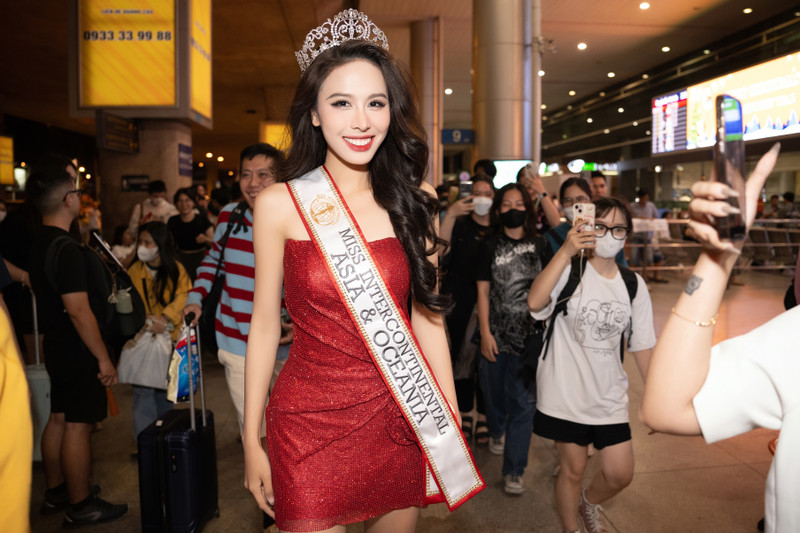 Á hậu Miss Intercontinental 2023 Ngọc Hằng về nước trong vòng vây người hâm mộ