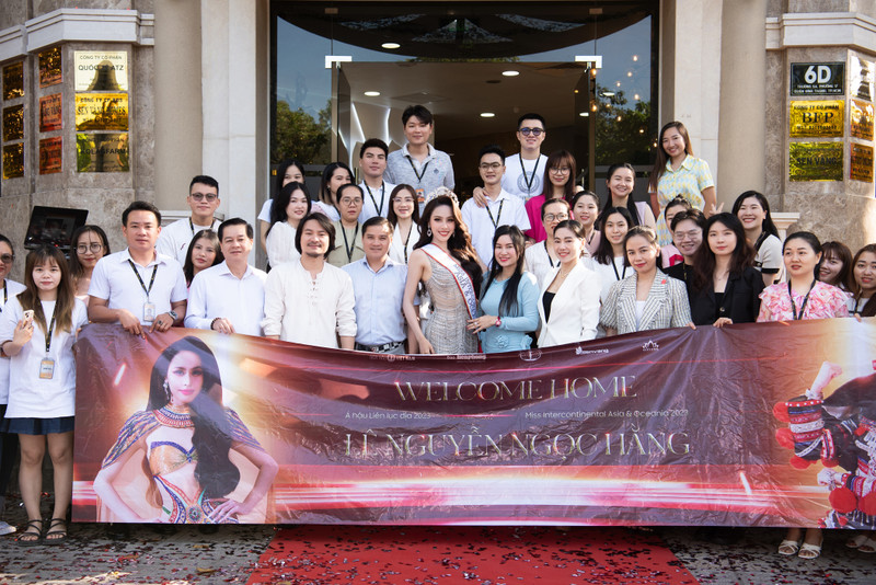 Á hậu Miss Intercontinental 2023 Ngọc Hằng về nước trong vòng vây người hâm mộ