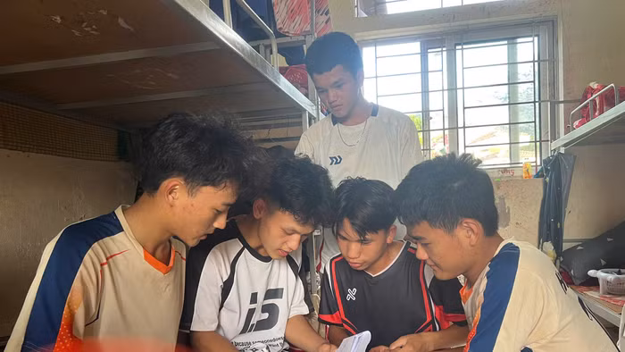 Em Giàng Công Mống (thứ 2 tính từ bên trái) trao đổi kiến thức với các bạn ngoài giờ trên lớp.