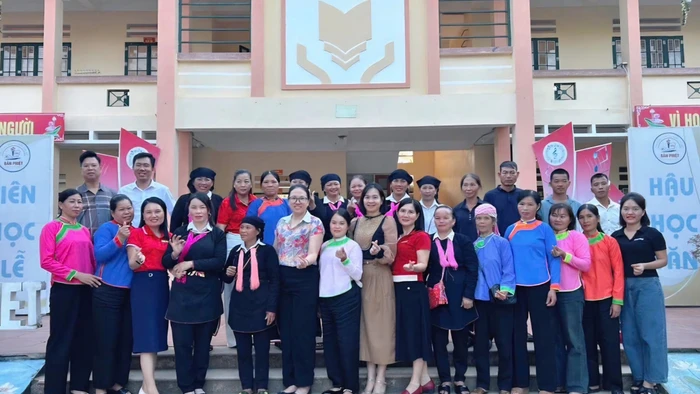 Các học viên lớp xóa mù chữ phường Lào Cai chụp ảnh lưu niệm cùng giáo viên và lãnh đạo phường.