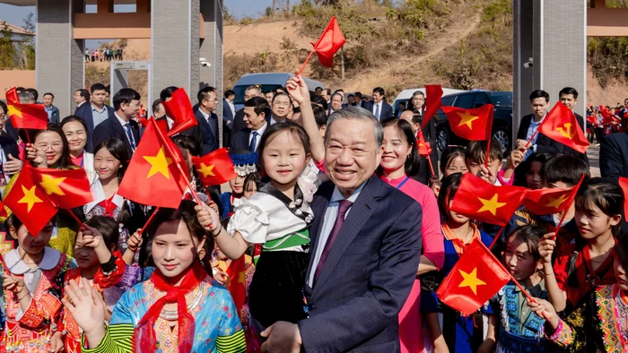 Tổng Bí thư Tô Lâm cùng học sinh trường Tiểu học - THCS Si Pa Phìn, tỉnh Điện Biên.