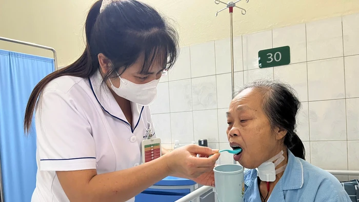 Hỗ trợ bệnh nhân phục hồi chức năng.