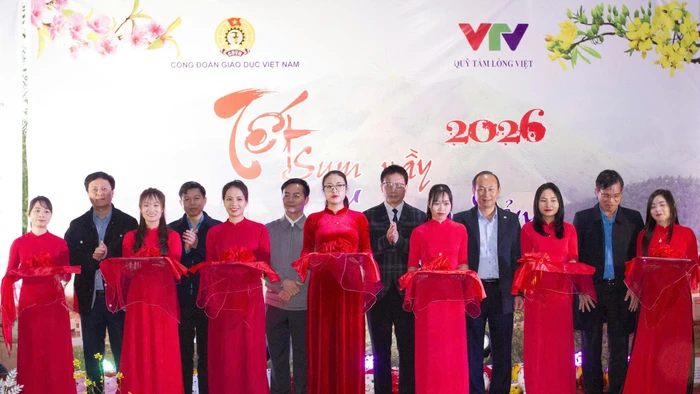 Các đại biểu cắt băng khánh thành 4 công trình nước sạch cho 4 trường bán trú thuộc xã Trạm Tấu.