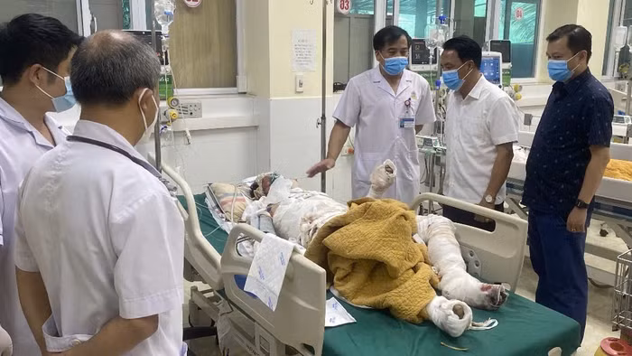 Ông Phạm Giang Nam (thứ 2 bên phải) thăm hỏi bệnh nhân.