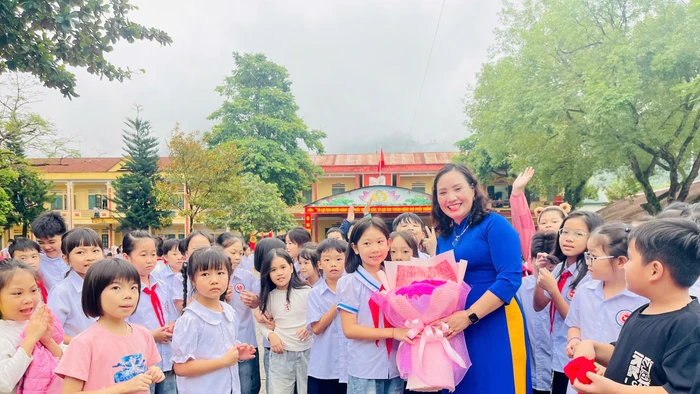 Cô Kim Thanh trở về trong sự chào đón và mong đợi của đám trò nhỏ.