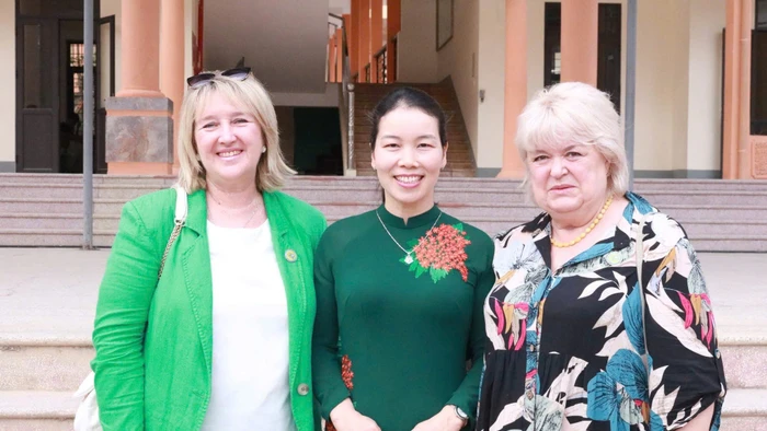 Cô Bùi Thị Anh - Hiệu trưởng Trường THPT Chuyên Lê Quý Đôn (đứng giữa) chụp ảnh lưu niệm cùng thành viên đoàn công tác thành phố Saint Petersburg.