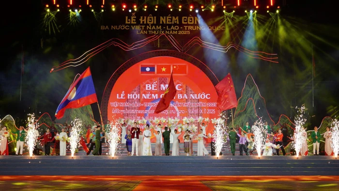 Lễ bế mạc Lễ hội Ném còn ba nước Việt Nam - Lào - Trung Quốc.