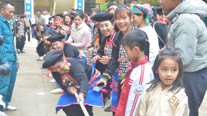 Nhân dân thi kéo co.