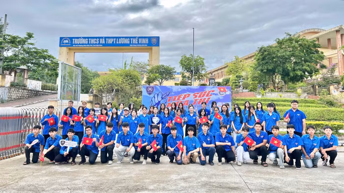 Học sinh Trường THCS và THPT Lương Thế Vinh, tỉnh Điện Biên ra quân tiếp sức mùa thi.