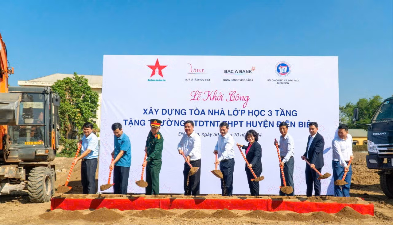 Các đại biểu thực hiện nghi lễ khởi công xây dựng tòa nhà lớp học 3 tầng của Trường PTDTNT THPT huyện Điện Biên, tỉnh Điện Biên. 