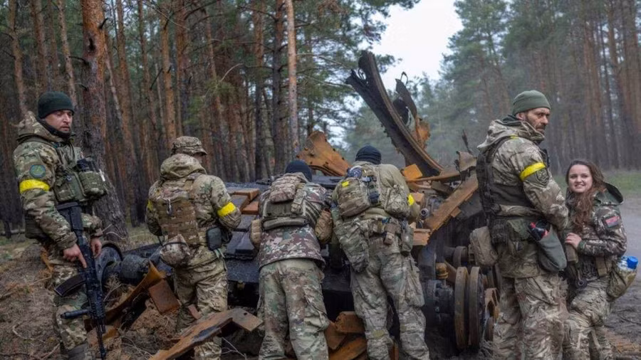 Nga cắt đường, quân Ukraine đi bộ 40km tiếp viện Sloviansk