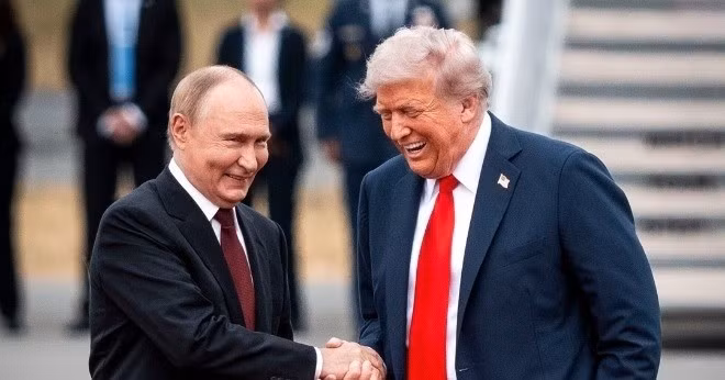 Tổng thống Nga Vladimir Putin (trái) và Tổng thống Mỹ Donald Trump.