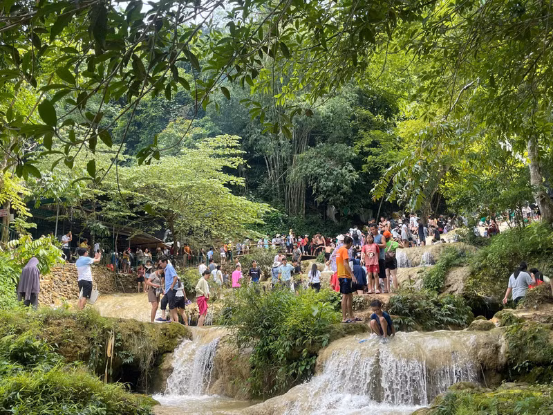 Từ độ cao khoảng 100m, dòng thác chảy qua chín tầng đá xếp chồng lên nhau, nhìn từ trên cao như những tấm thảm lụa trắng phau nổi bật giữa màu xanh của rừng nguyên sinh. z7962144464293-6b42cdab06c91674b2e8eb46d3b511ba.jpg