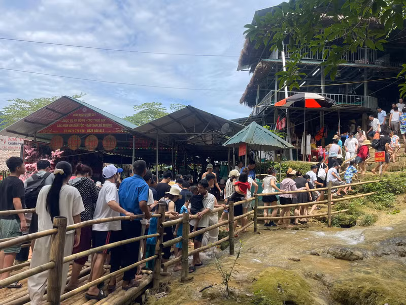 Những ngày nắng nóng cao điểm, Thác Mây luôn là lựa chọn hàng đầu của du khách muốn tìm kiếm một không gian nghỉ ngơi, giải nhiệt giữa núi rừng. Có ngày nơi đây đón hơn 1.000 khách. z7962144484025-02997ba3ea3faf5ba044562adce0fdb2.jpg