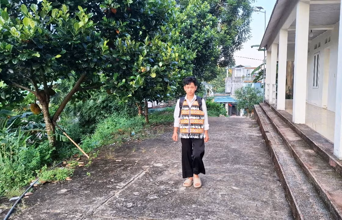 Sau giờ học, Sùng A Ghư tự đi bộ về Hạt Kiểm lâm Mường Lát. 
