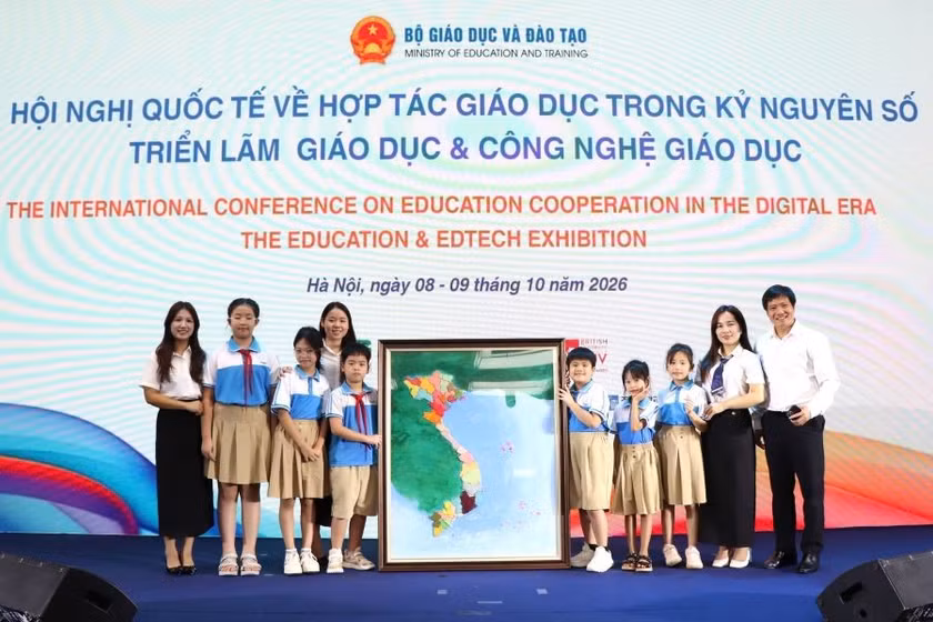 Thầy và trò Trường Tiểu học Vĩnh Yên giới thiệu sản phẩm STEM mô hình bản đồ Việt Nam 3D làm từ bột nặn tại Triển lãm Giáo dục và Công nghệ giáo dục.
