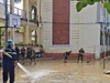 Cán bộ, chiến sĩ công an phối hợp cùng các thầy cô giáo dọn vệ sinh.