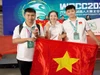 Em Nguyễn Duy Khánh (ngoài cùng bên trái) và Hoàng Phú Khang tại cuộc thi.