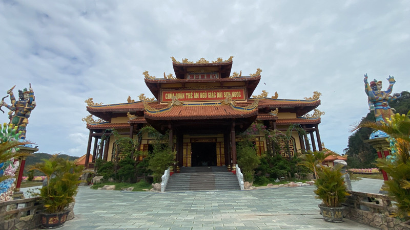 16-buc-tranh-su-doc-ban-o-chua-quan-the-am-11.jpg