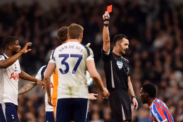 Thua đau trên sân nhà, Tottenham cách nhóm xuống hạng 1 điểm