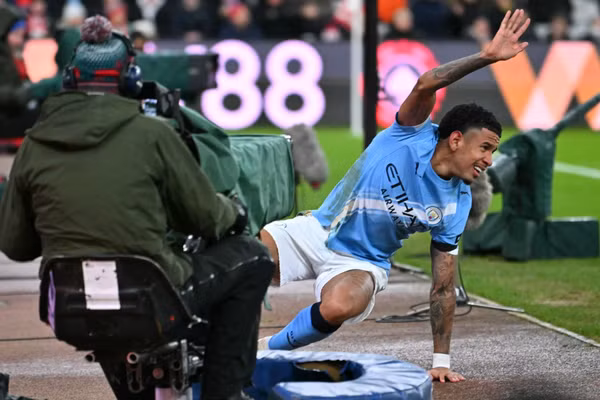 Man City ‘thiệt đơn thiệt kép’ trước Sunderland, Arsenal hưởng lợi