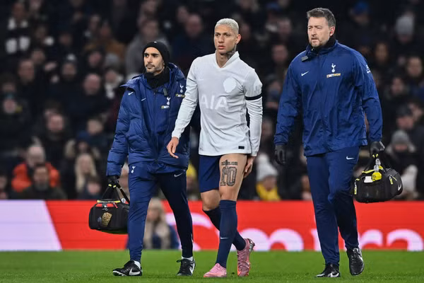 Tottenham rơi vào cảnh ‘đã nghèo còn gặp cái eo’