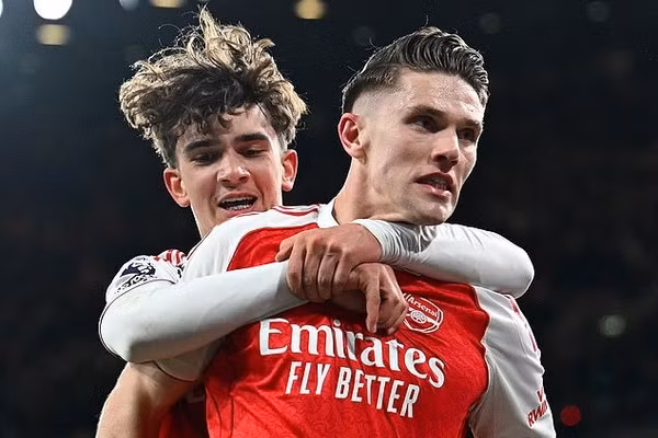 Tài năng 16 tuổi giúp Arsenal tiến gần ngôi vương Ngoại hạng Anh 
