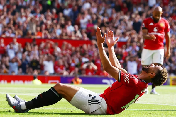 Chùm ảnh: Man Utd gục ngã trước Arsenal ngày khai màn Ngoại hạng Anh 