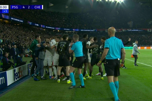 Cầu thủ Chelsea xô cậu bé nhặt bóng nhận thêm án phạt 'trời giáng’