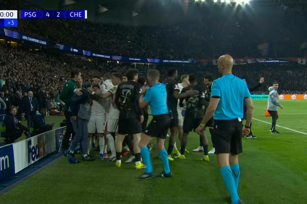 Cầu thủ Chelsea xô cậu bé nhặt bóng nhận thêm án phạt 'trời giáng’
