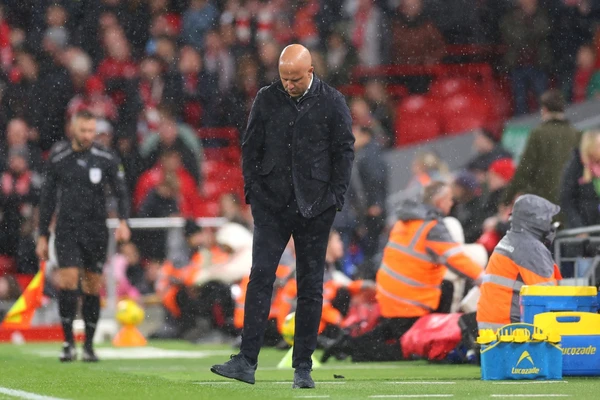 Liverpool tệ chưa từng có, HLV Arne Slot nguy cơ ‘bay ghế’