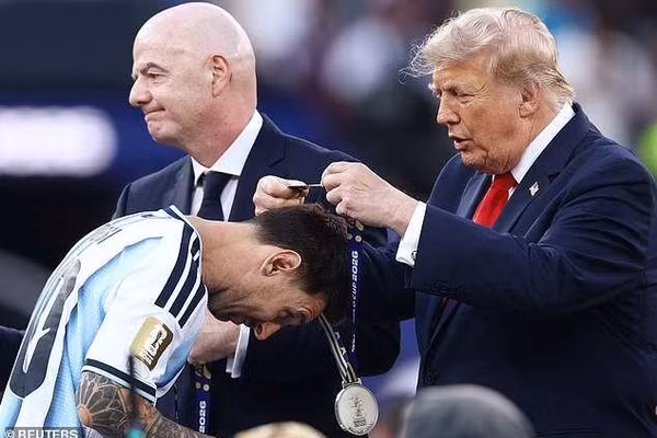Hành động ý nghĩa của Messi hướng về Tây Ban Nha 