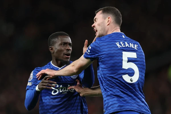 Tát đồng đội khi đấu với Man Utd, cầu thủ Everton lĩnh thẻ đỏ trực tiếp