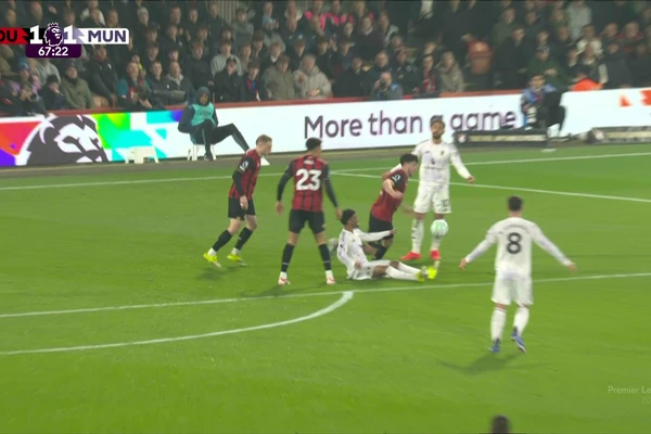 Man Utd nổi giận vì ‘mất phạt đền, dẫn tới bàn thua’