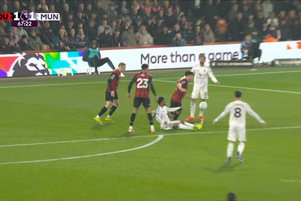 Man Utd nổi giận vì ‘mất phạt đền, dẫn tới bàn thua’