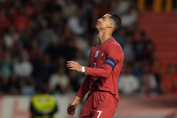 Ronaldo vô duyên khó tin, lỡ cơ hội nối dài kỷ lục