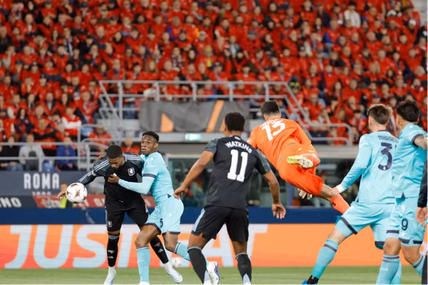 Aston Villa đặt một chân vào bán kết Europa League 