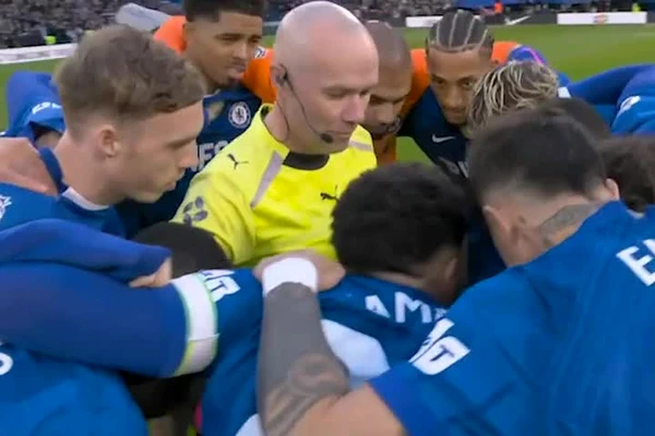 Hành động ‘lạ’ của trọng tài trận Chelsea thua Newcastle ở Ngoại hạng Anh 