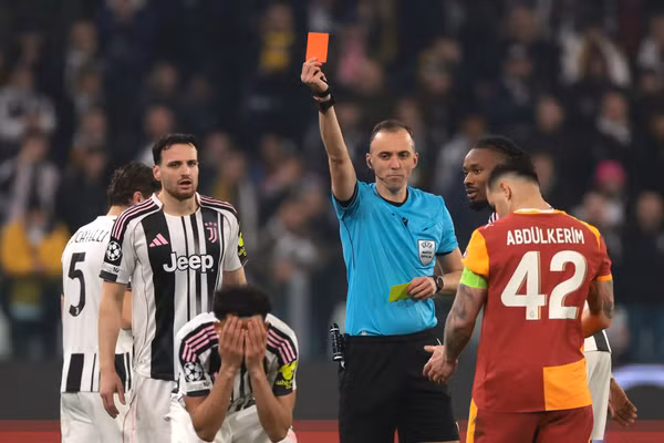 Hậu vệ Juventus vô cùng tức giận khi bị phải nhận thẻ đỏ.