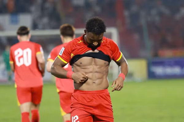 Sút tung lưới Malaysia, Xuân Son ăn mừng khác lạ