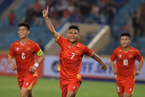 Tuyển Việt Nam áp sát Top 100 FIFA 