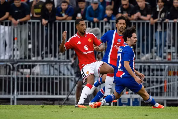 Man Utd trả giá đắt sau trận giao hữu PSG