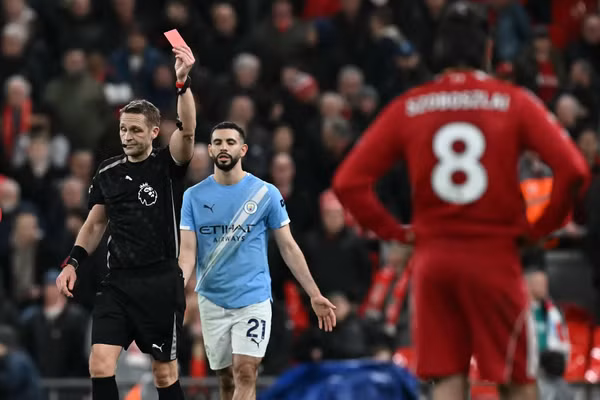 Thua Man City, Liverpool ‘thiệt đơn thiệt kép’