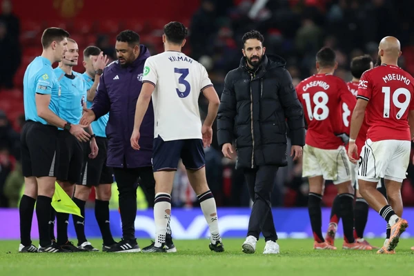 Man Utd bị la ó, chỉ trích dữ dội khi gây thất vọng tại Old Trafford 