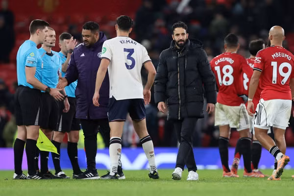Man Utd bị la ó, chỉ trích dữ dội khi gây thất vọng tại Old Trafford 