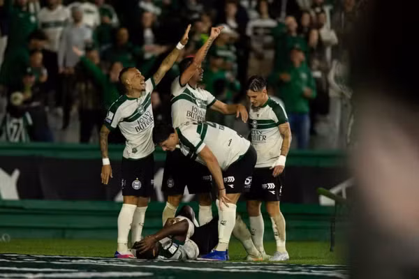 Video: Màn ăn mừng ‘có một không hai’ tại giải bóng đá Brazil 
