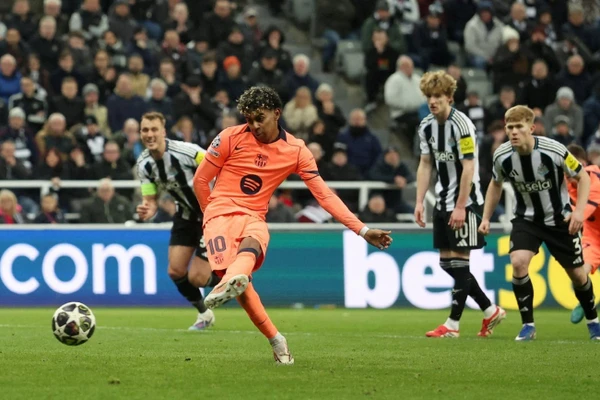 Yamal lập dấu mốc đáng nhớ, HLV Newcastle tiếc nuối