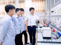 Sinh viên ngành Điện công nghiệp (Trường Cao đẳng Công nghiệp Hưng Yên) trong giờ thực hành. Ảnh: NTCC