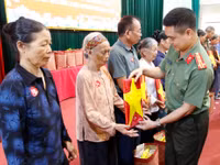 Đại tá Nguyễn Trường Lâm, Phó Giám đốc Công an tỉnh Hưng Yên trao di ảnh được phục dựng cho thân nhân gia đình các liệt sĩ
